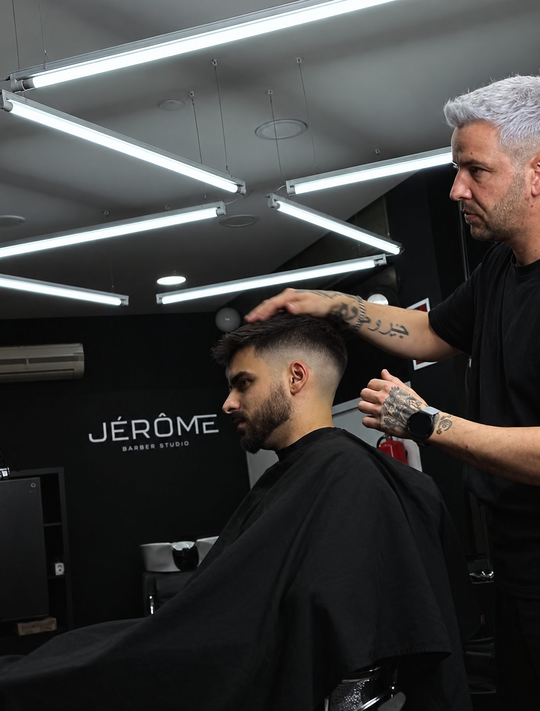 Jérôme a trabalhar um degradé no salão de Ponte de Lima